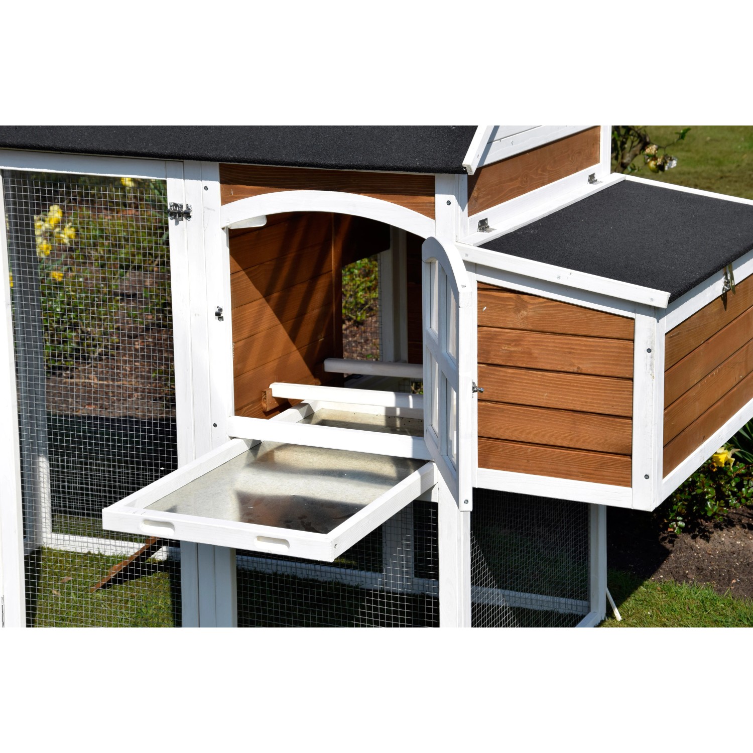 Detailansicht Hühnerstall XL mit Freigehege, Nestbox zur einfachen Entnahme der Eier.