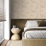 Beige Tapete mit Kranich-Motiv von Origin Wallcoverings im Schlafzimmer.