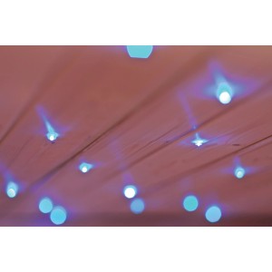 Karibu Sternenhimmel mit blauen Lichtpunkten an einer Holzdecke für Sauna-Atmosphäre.