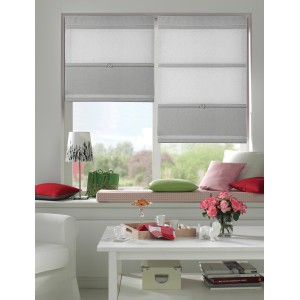 Graues Gardinia Easyfix Raffrollo, magnetisch verstellbar, am Fenster im Wohnraum.