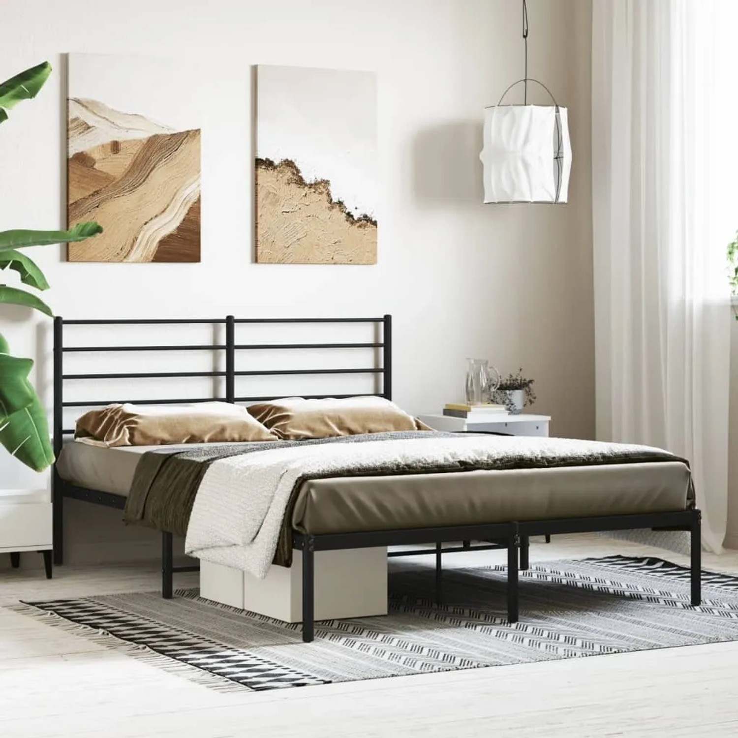 Schwarzes Metall Bettgestell 120x200 cm mit Kopfteil im Schlafzimmer.