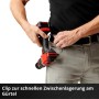 Einhell Akku-Schlagbohrschrauber am Gürtelclip für schnellen Zugriff.