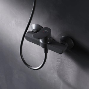 Schwarze AM.PM Einhebel-Duscharmatur Hit aus Messing mit Brauseanschluss.
