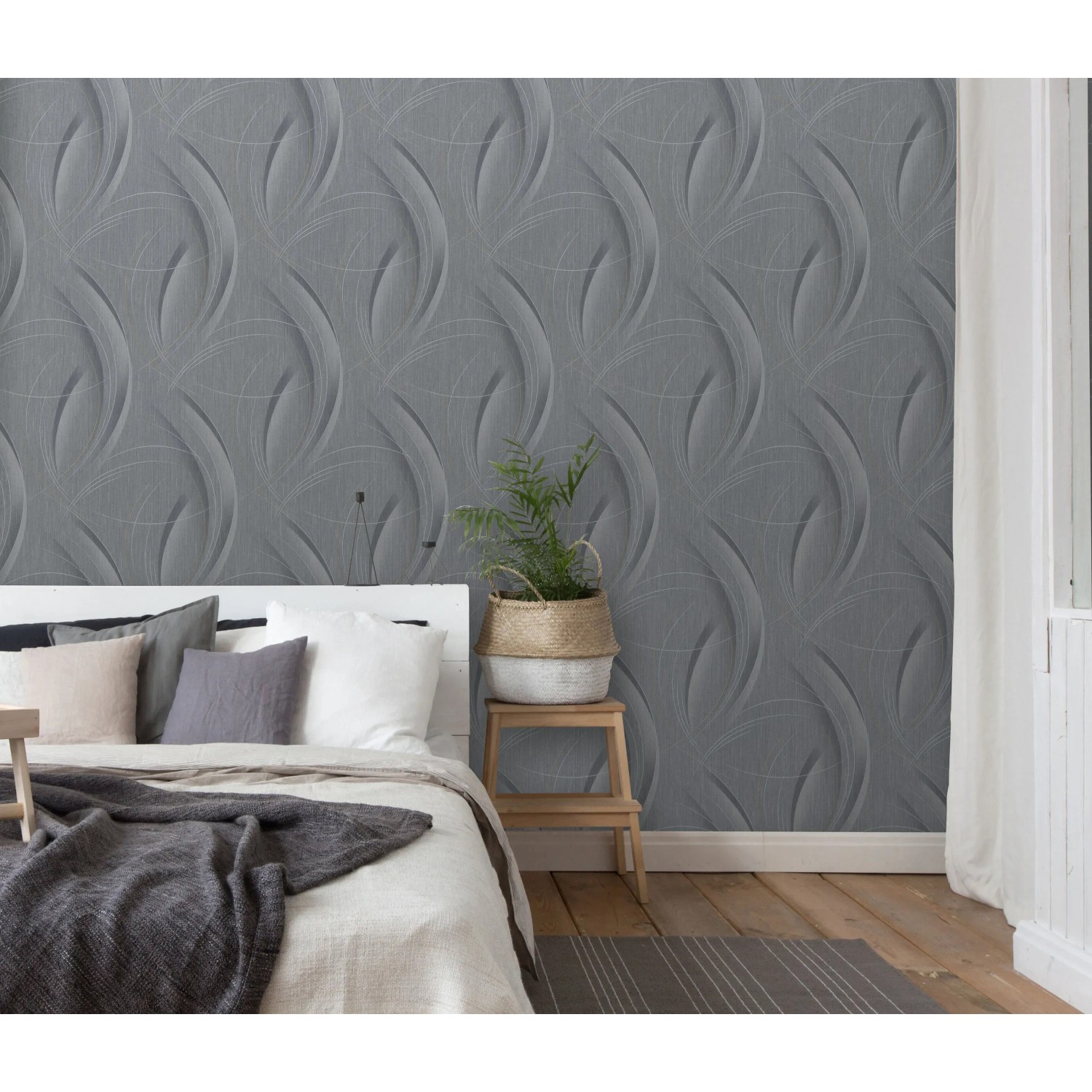 Graue Erismann Vliestapete „Millenium“ von Guido Maria Kretschmer, Fashion for Walls, im Schlafzimmer.