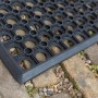 Schwarze ASTRA Gummimatte Profil 40x60 cm für den Eingangsbereich, ideal als Schmutzmatte.