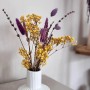 Mini Trockenblumenstrauß Lykke&You mit Lavendel, Schleierkraut und Lagurus in Lila und Gelb in weißer Vase.