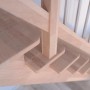 Detailaufnahme: Gerade Treppe Lindos Buche mit Holz-Edelstahl-Geländer, unbehandeltes Buchenholz, FSC® zertifiziert.