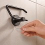 Montage des schwarzen, matten Tesa Toilettenpapierhalters Moon mit Klebelösung.