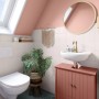 Badezimmer mit terrakottafarbenem Unterschrank, gestrichen mit Alpina Möbel-Lack Bad & Küche.
