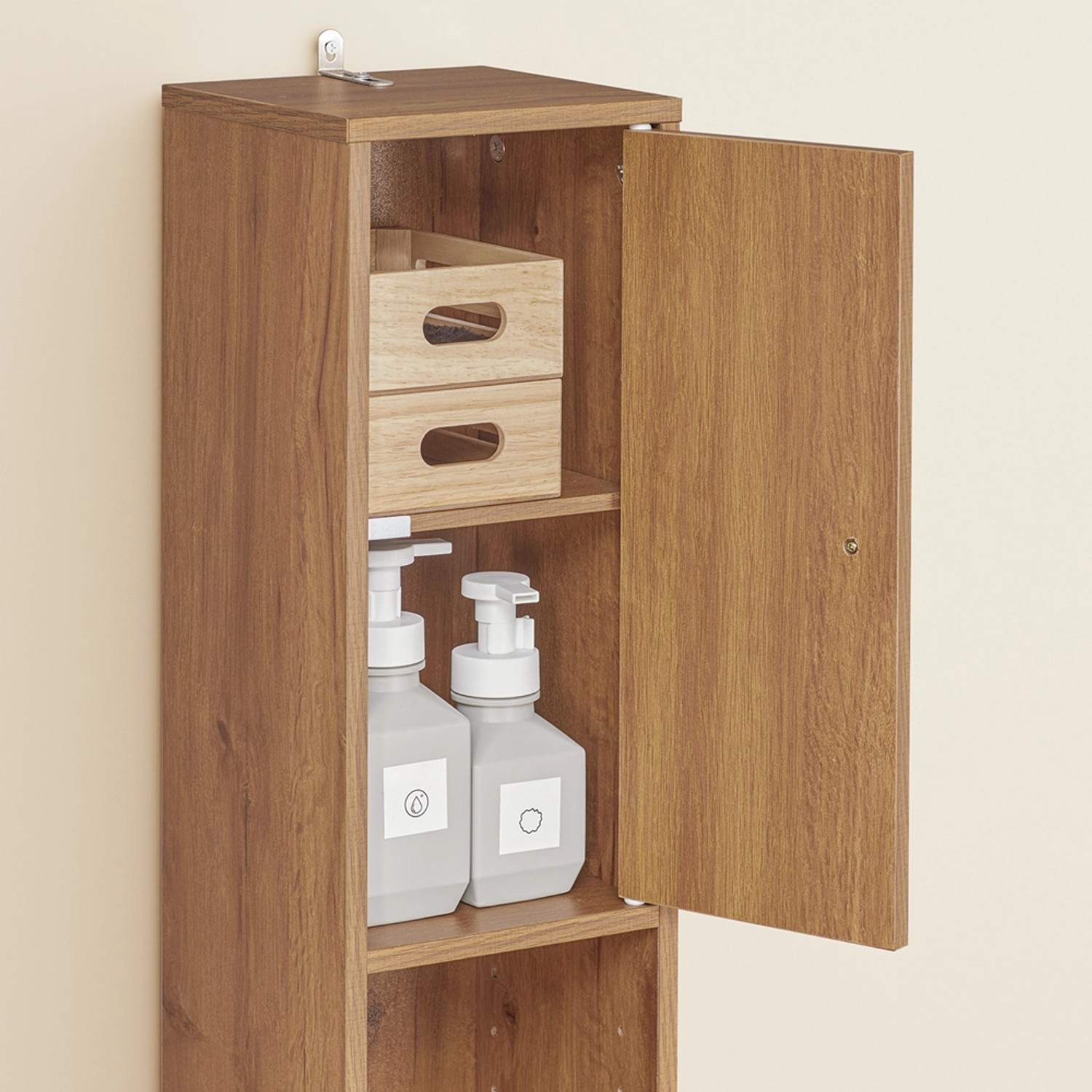 Schmaler, brauner SoBuy Badezimmerschrank Hochschrank mit offener Tür und Regalfächern.