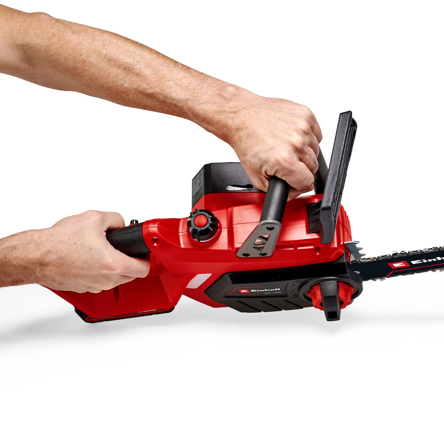 Rote Einhell Akku-Kettensäge GE-LC 18 Li Kit mit Akku und Ladegerät in Aktion.