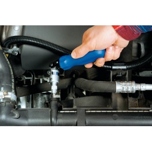 LUX Winkelknarre Classic 31-tlg. im Einsatz am Auto, Werkzeug für Schrauben und Muttern.