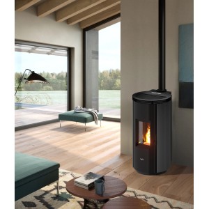PEGASO Pelletofen Floyd, Stahl Anthrazit, 7,7 kW im modernen Wohnraum mit Holzfußboden.
