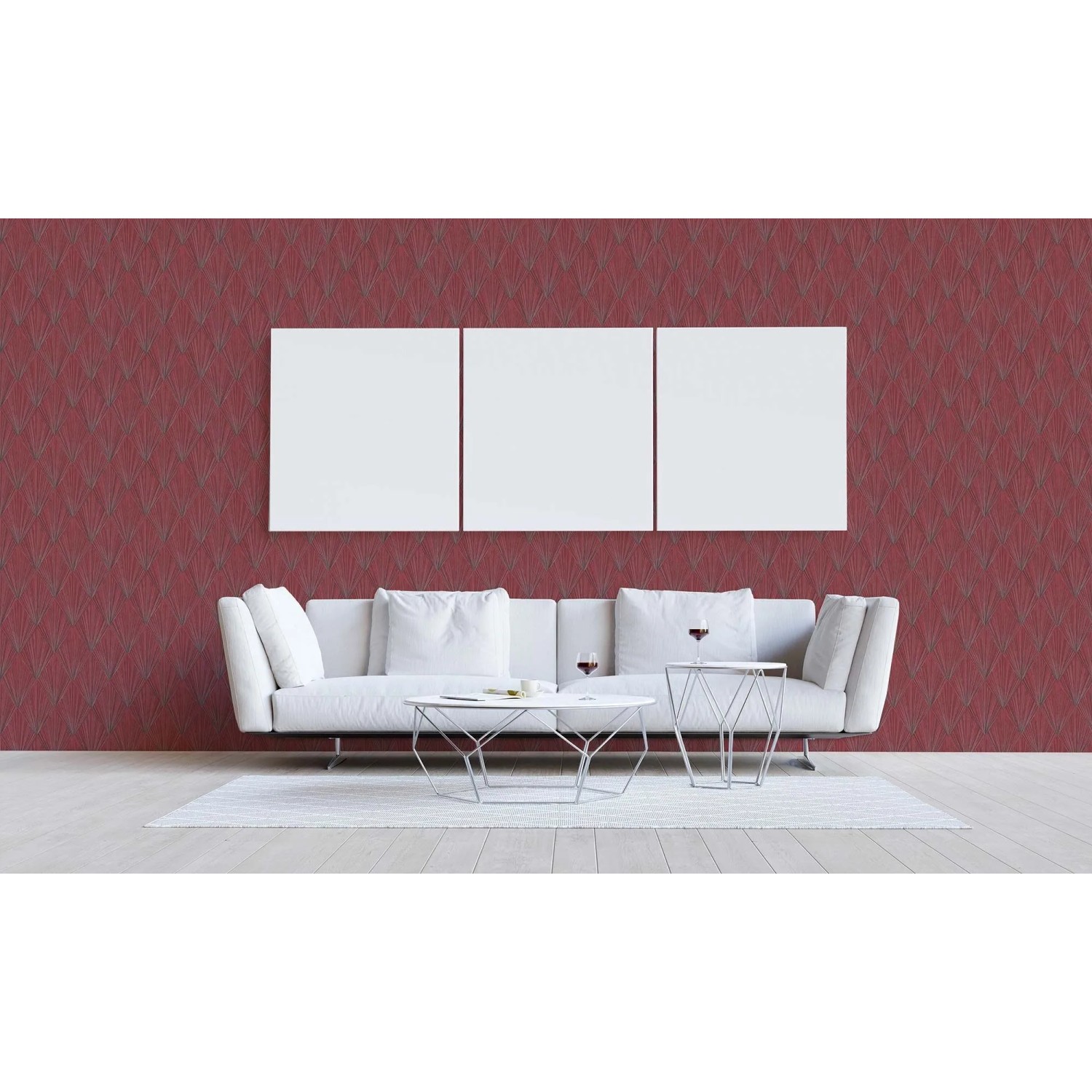 Grafische Vliestapete im Wohnzimmer mit weißem Sofa, Couchtischen und Bildern.