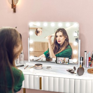 HOMCOM Hollywood Spiegel mit Beleuchtung auf einem Schminktisch mit Kosmetikprodukten.