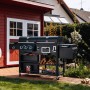 Schwarzer Jamestown Kombigrill Drake im Garten mit Gas-, Holzkohle- und Smoker-Funktion.
