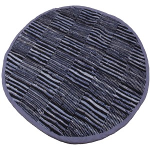 Runder Jeans Flickenteppich "Jeans Check" (Ø 150cm) in verschiedenen Blautönen.