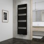 Schulter Design-Heizkörper Turin, 170,3x60,5 cm, Anthrazit, mit horizontalen Aussparungen im modernen Badezimmer.