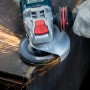 Bosch Expert Fiberscheibe X-Lock R782 beim Schleifen von Metall mit Funkenflug.