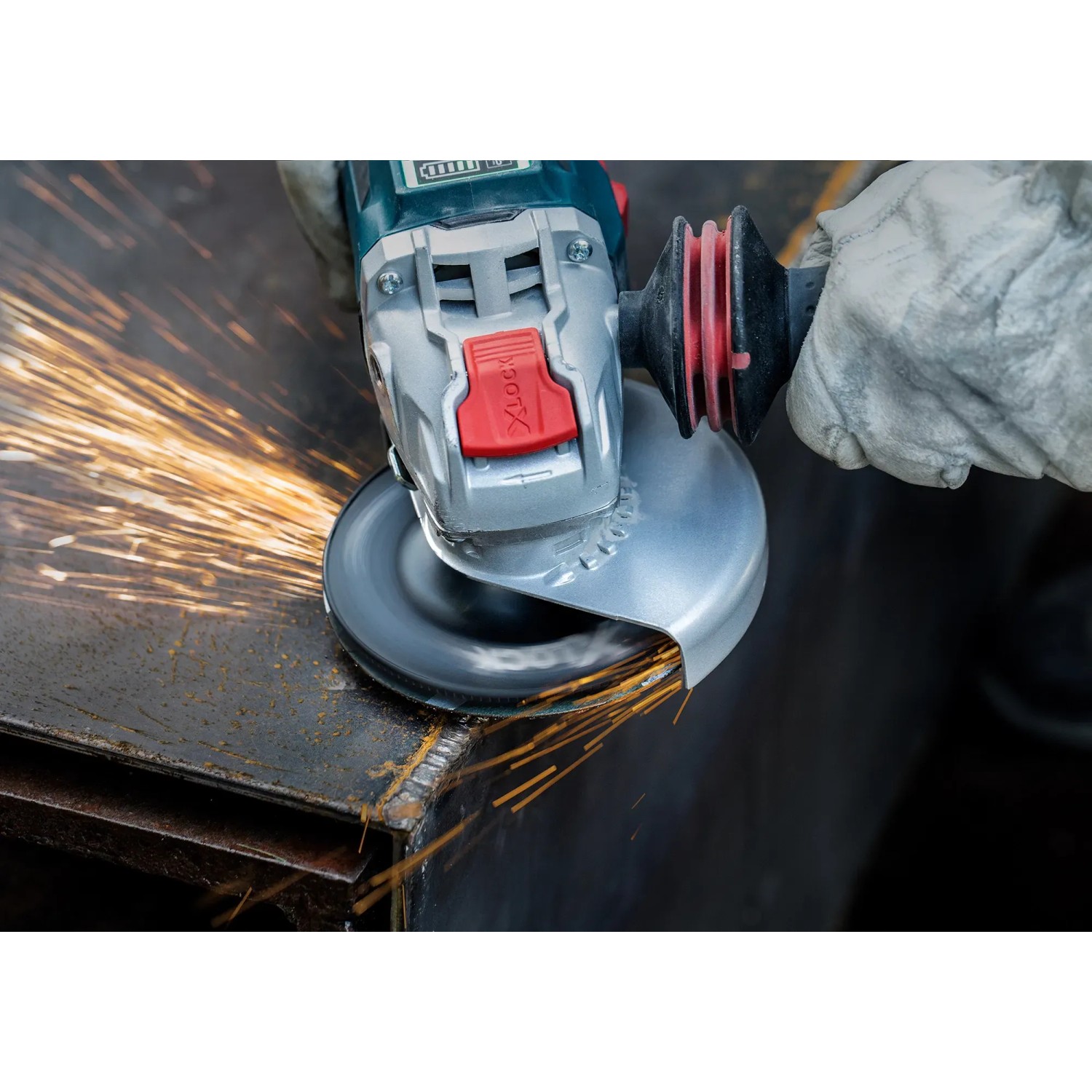Bosch Expert Fiberscheibe X-Lock R782 beim Schleifen von Metall mit Funkenflug.