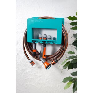Gardena System-Schlauchboy mit Gartenschlauch, Spritze und Brause an Wandhalterung.