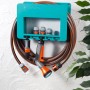 Gardena System-Schlauchboy mit Gartenschlauch, Spritze und Brause an Wandhalterung.
