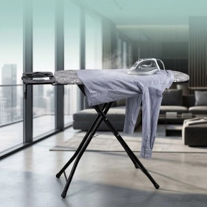 Schwarzes 2-in-1 Bügelbrett aus Stahl mit grauem Blumenmuster-Bezug, Bügeleisen und Hemd. Klappbar, mit Ablage.