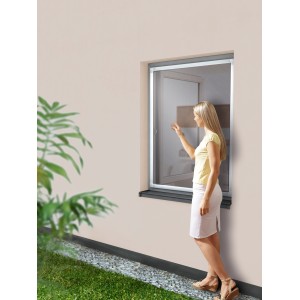 Weißer Insektenschutzrahmen aus Aluminium (80x100 cm) am Fenster, mit Frau.