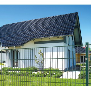 Grünes Einzelstabmattenzaun-Set (3 Stück) vor einem Haus. Gartenzaun mit 75x200 cm Elementen.