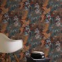 Vliestapete mit Dschungel-Motiv: Palmen, rote und blaue Akzente, matte Optik.