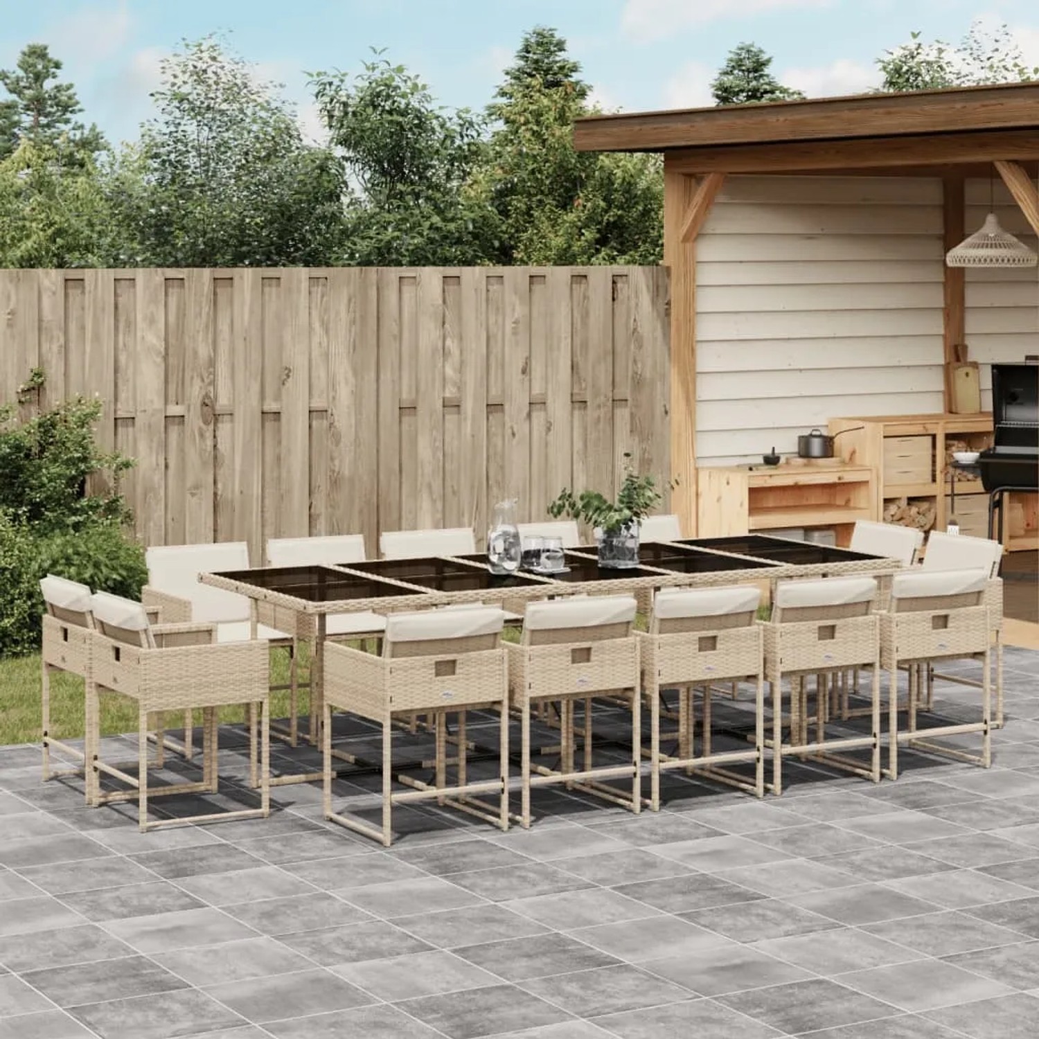 Beige 15-tlg. Garten-Essgruppe aus Rattan mit Glasplatte und Kissen.