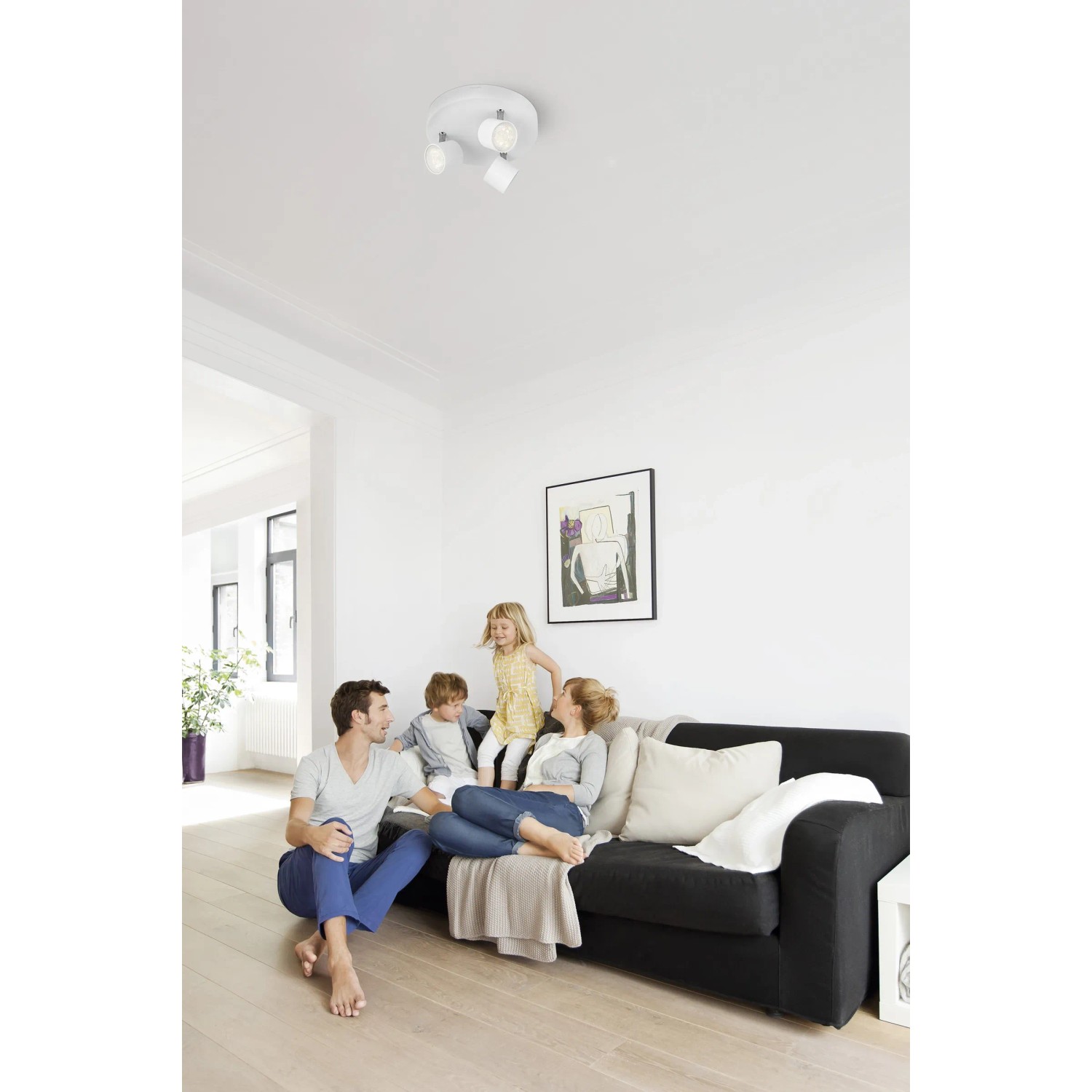 Weißer Philips LED-Spot Star mit 3 Leuchten im Wohnzimmer.