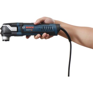 Bosch Professional GOP 40-30 Multicutter in Hand, blau/schwarz, für vielfältige Säge- und Schleifarbeiten.