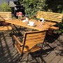 Acamp Gartenmöbel-Set Lindau: Klapptisch (80x80 cm) und 2 Klappstühle aus Teakholz und schwarzem Metall.