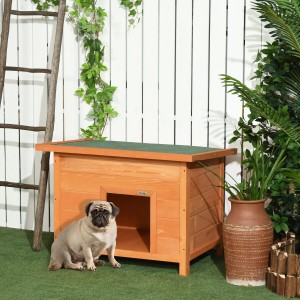 PawHut Hundehütte mit geöffnetem Dach aus Holz, mit Mops vor der Hütte.