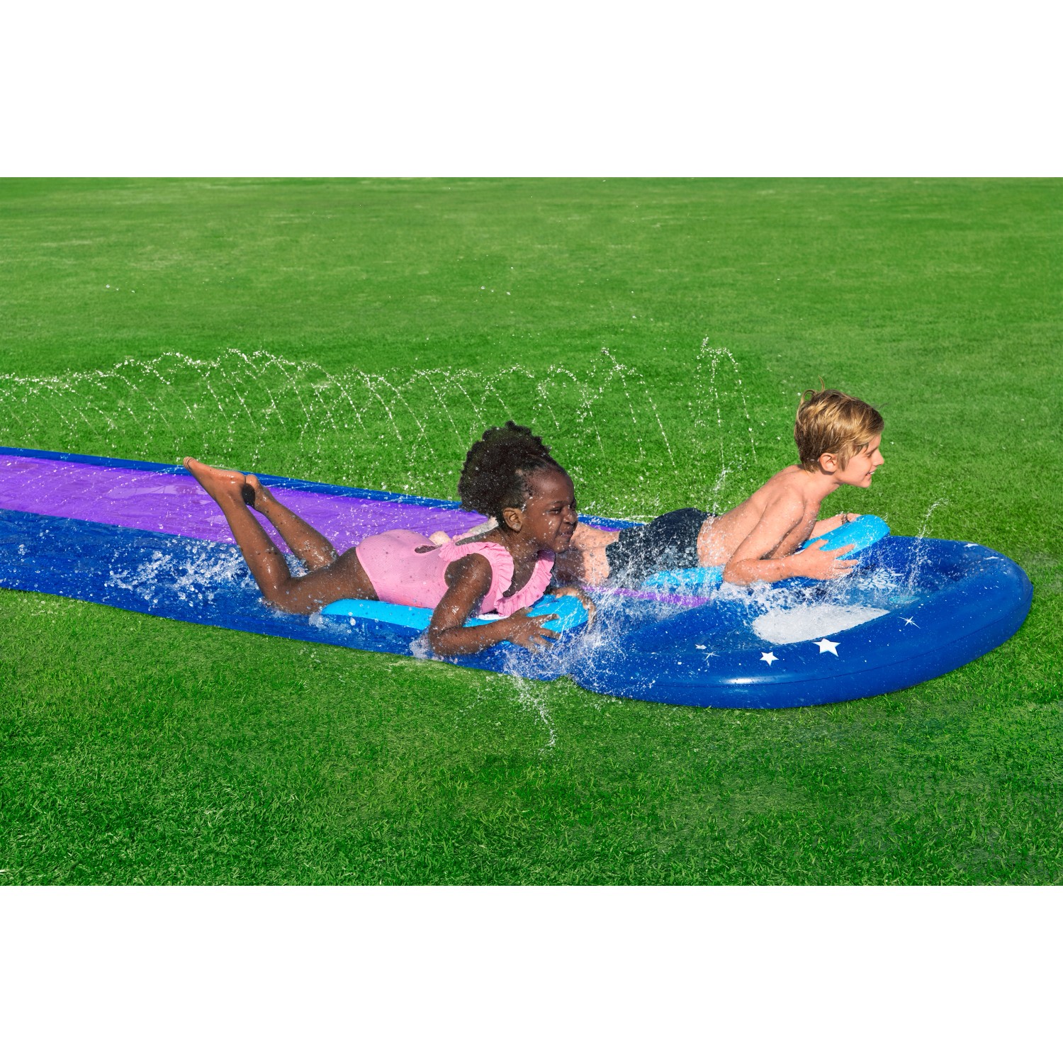 Bestway H2OGO Lunar Launch Wasserrutsche für 2 Kinder ab 3 Jahren im Garten mit Sprinklern.