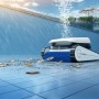 Ecovacs Poolroboter Ultramarine P1 im Pool, reinigt Blätter und Schmutz.