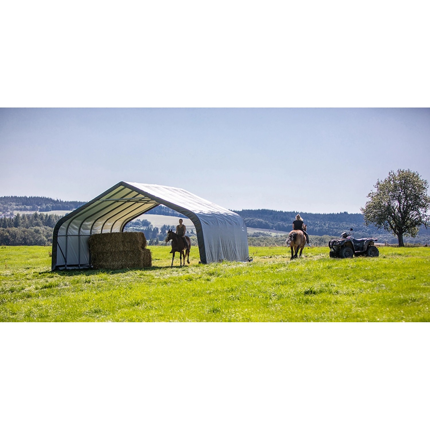 ShelterLogic Weidezelt 680x730 cm im Grünen mit Pferden und Quad. Ordnungssystem für den Garten.
