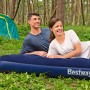 Bestway Luftmatratze Queen Size, dunkelblau, mit Paar beim Camping. Bequeme Campingmatratze.