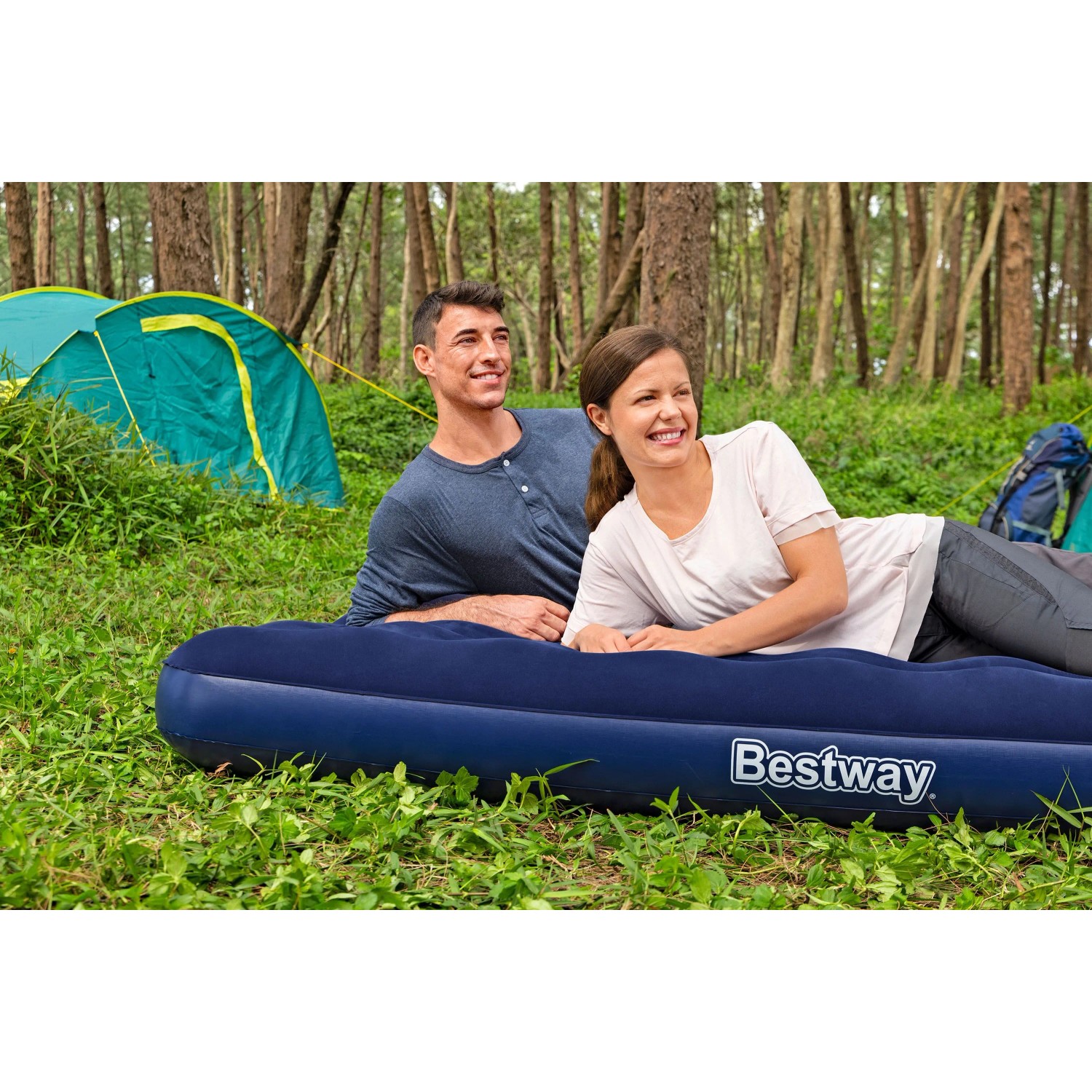 Bestway Luftmatratze Queen Size, dunkelblau, mit Paar beim Camping. Bequeme Campingmatratze.