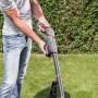 Al-Ko Akku-Hochheckenschere HTA 1845 mit Akku im Einsatz im Garten.