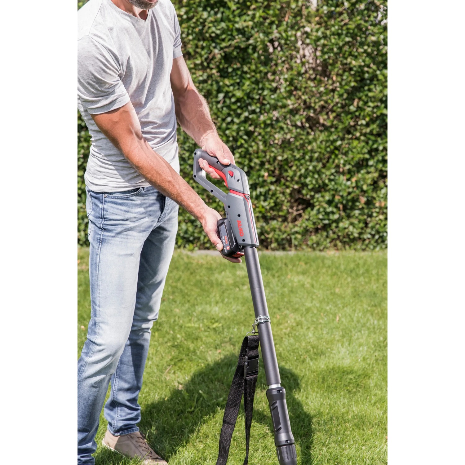 Al-Ko Akku-Hochheckenschere HTA 1845 mit Akku im Einsatz im Garten.