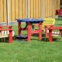 Mehrfarbige Kindersitzgarnitur (4-teilig) von Dobar mit Tisch, Stühlen und Bank für den Garten.