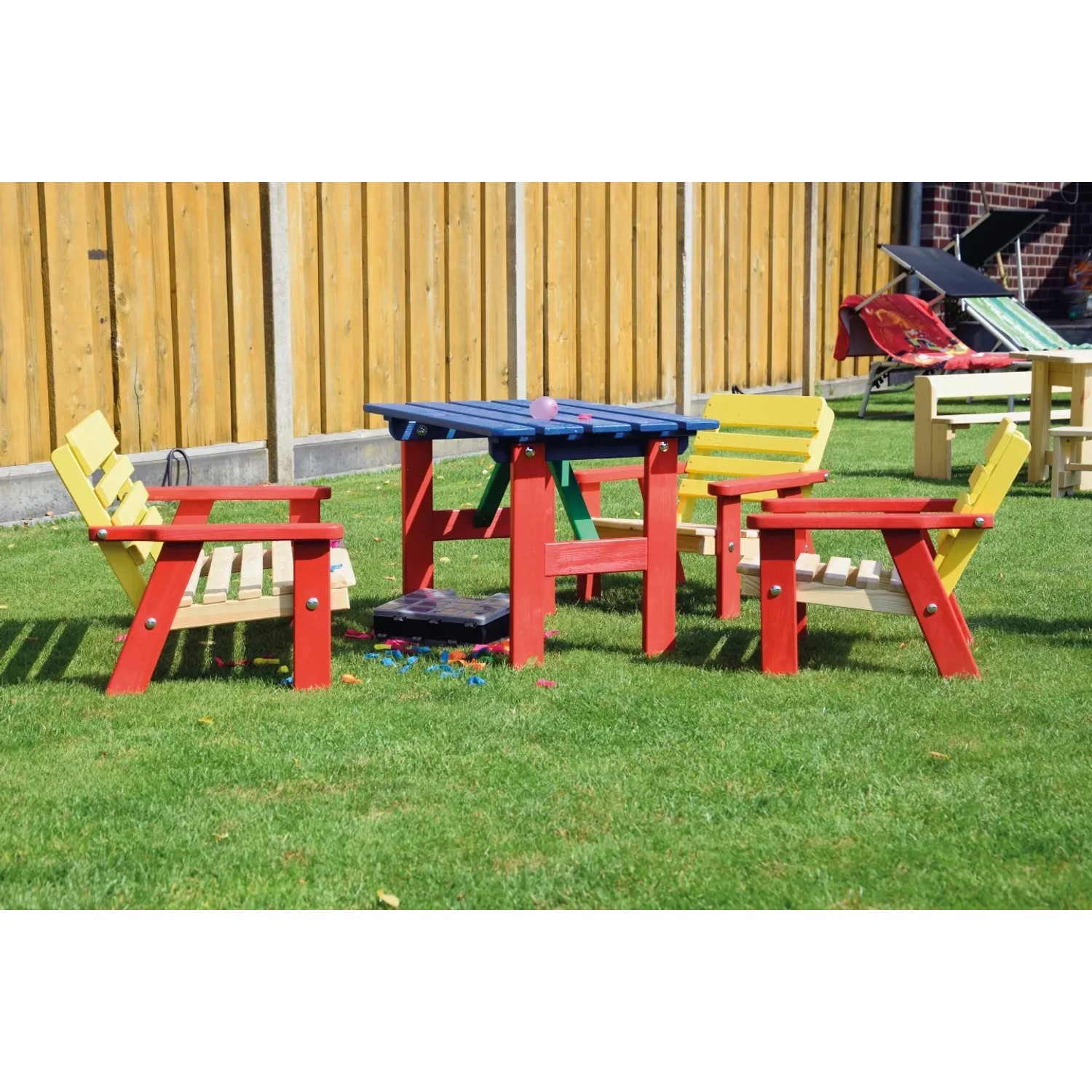 Mehrfarbige Kindersitzgarnitur (4-teilig) von Dobar mit Tisch, Stühlen und Bank für den Garten.