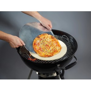 Jamestown Pizzastein mit Pizza und Pizzablech auf Grill, Ø 36,5 cm.