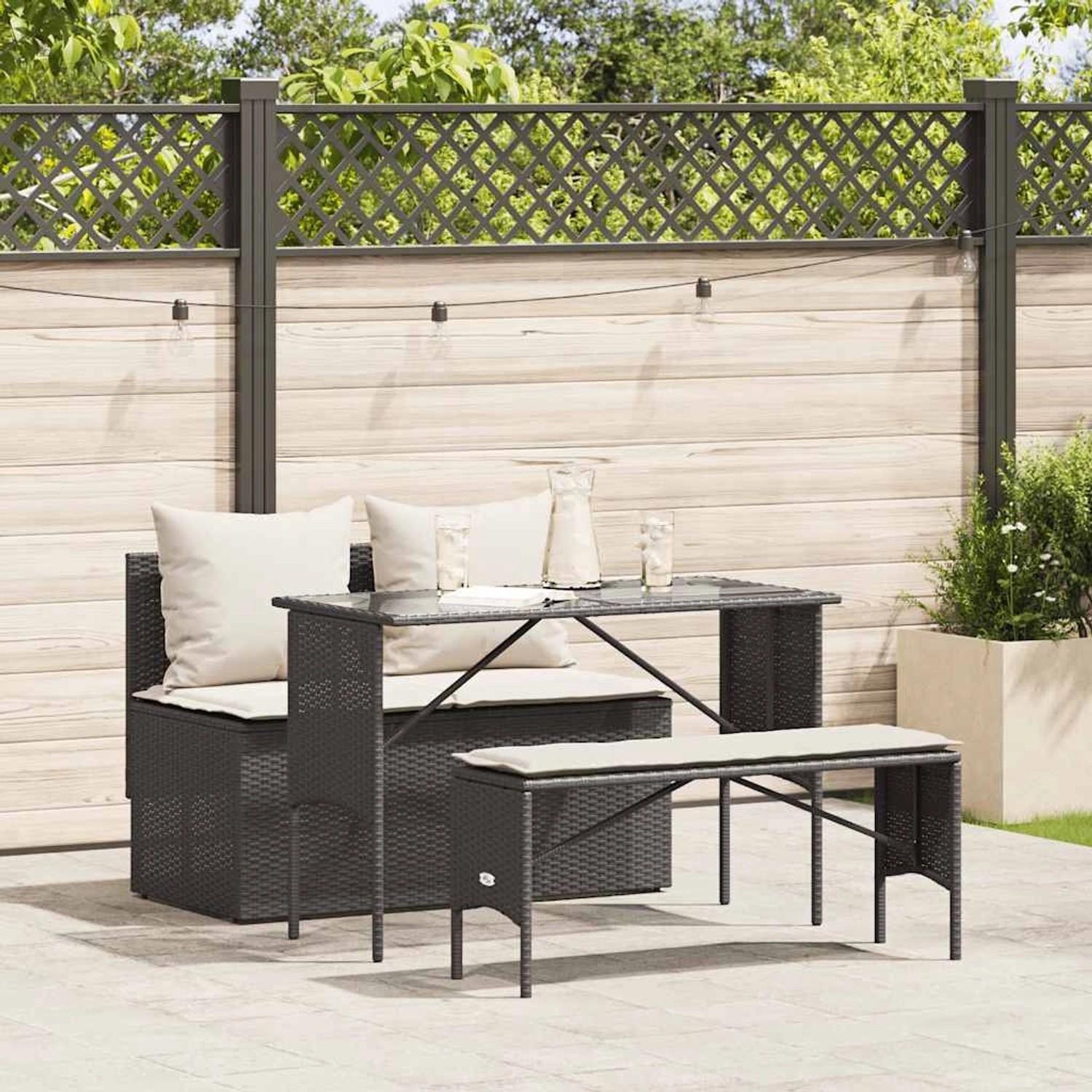 Schwarze 3-tlg. Garten Essgruppe aus Polyrattan mit Kissen. Gartenmöbel Set mit Tisch, Bank und Hocker.