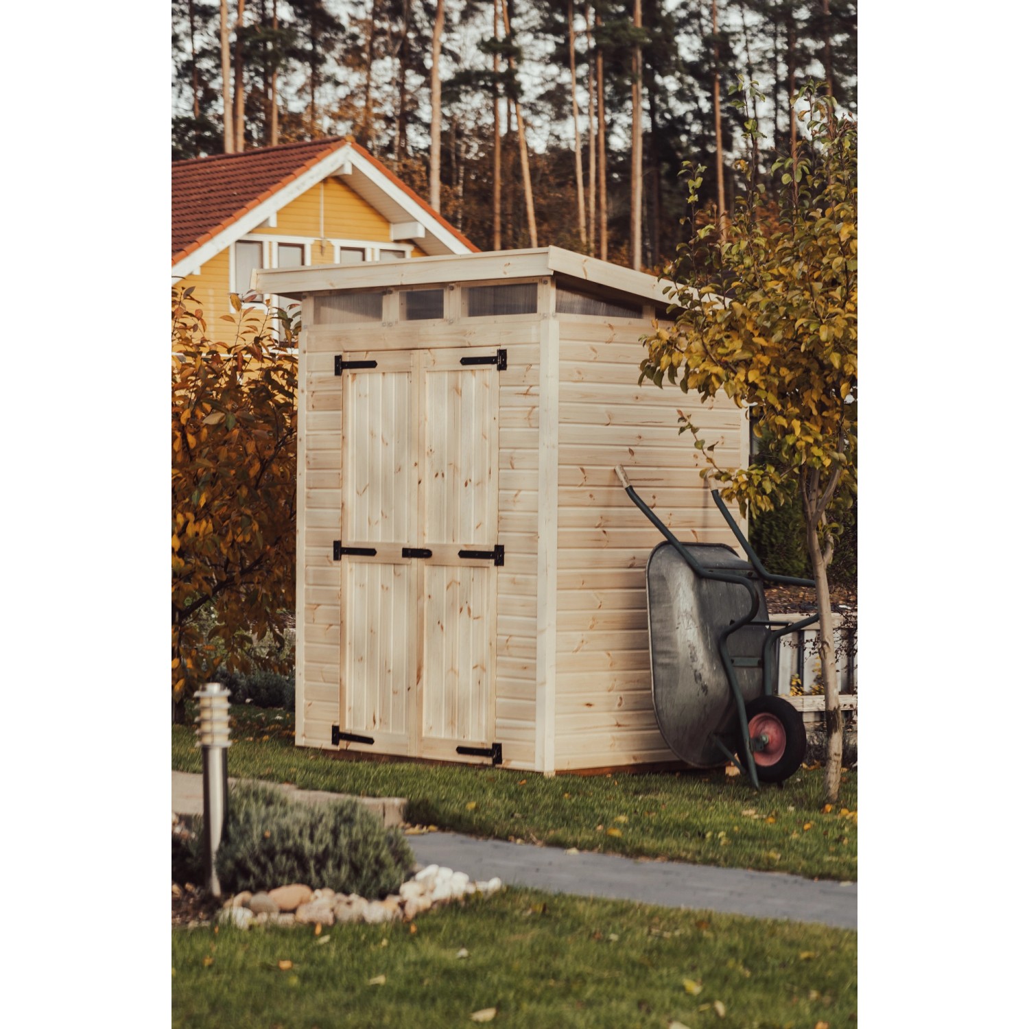 Upyard Gartenhaus Strongbox M aus Holz mit Fundament, naturbelassen, im Garten.
