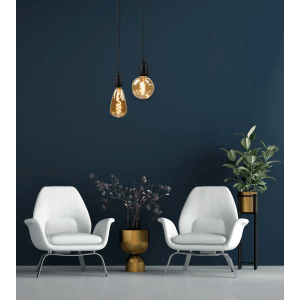 Zwei dimmbare ENOVALITE LED Filament Leuchtmittel CALDERA E27 in Bernstein vor dunkler Wand.