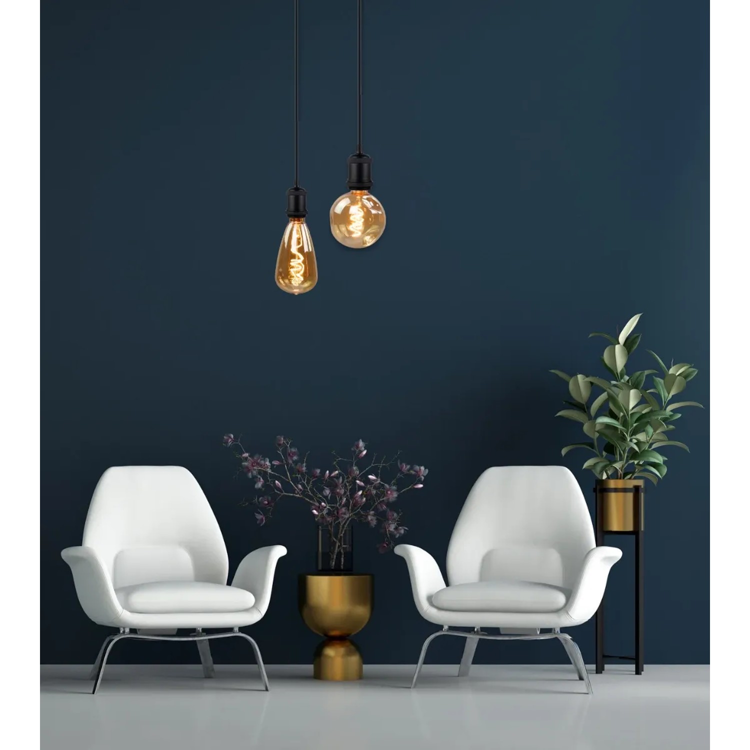 Zwei dimmbare ENOVALITE LED Filament Leuchtmittel CALDERA E27 in Bernstein vor dunkler Wand.