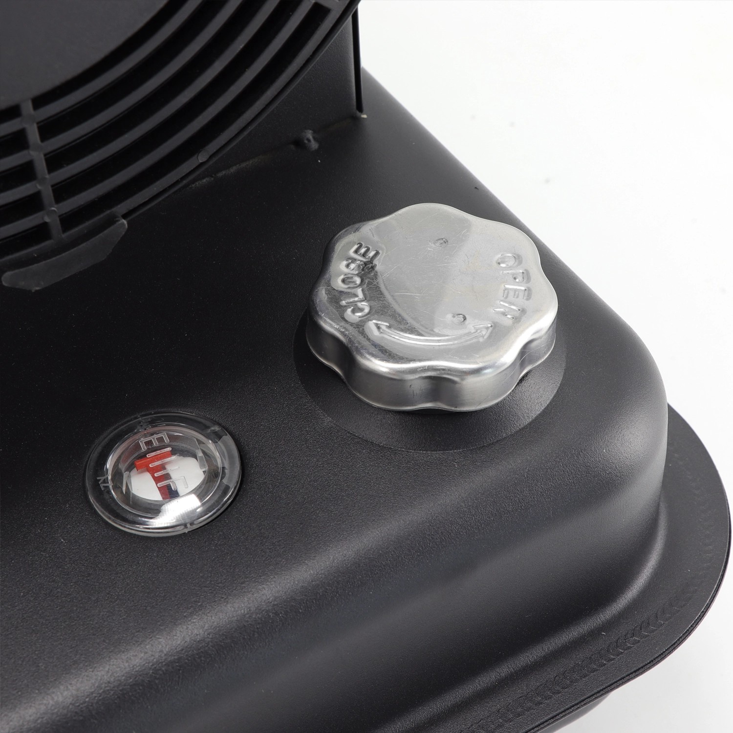 Detailaufnahme: Tankdeckel und Füllstandsanzeige der TroniTechnik Diesel Heizkanone 20kW.